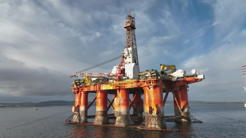 Plataformas de petróleo y gas vistas de cerca al atardecer