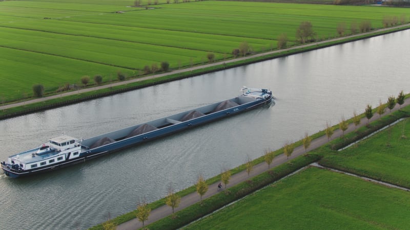 Vrachtboot op Amsterdam Rijnkanaal in Nederland