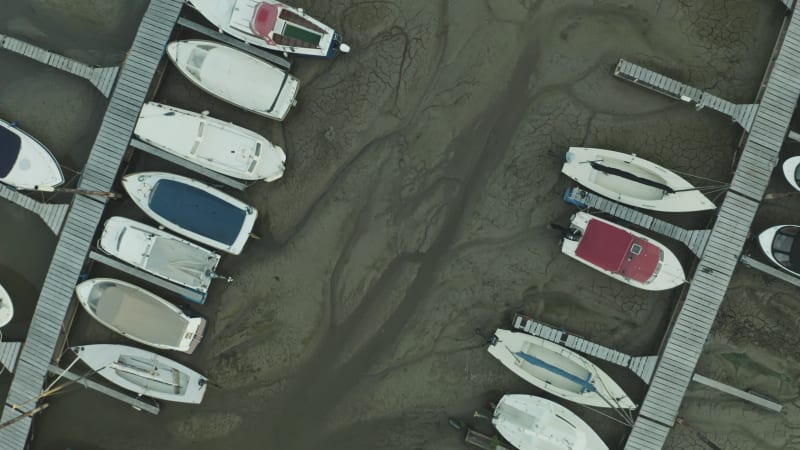 Aerial van de jachthaven van Beusichem in Nederland - opgedroogde haven met boten op de rivierbodem