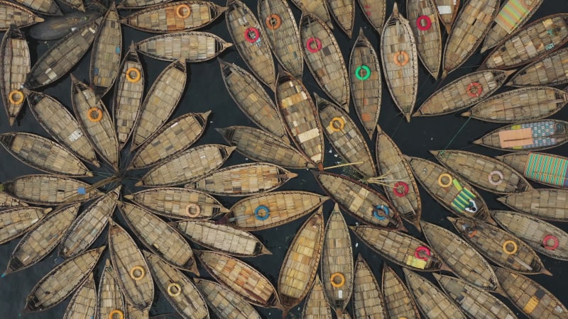 Aerial von Fischerbooten aus Holz entlang des Buriganga, Dhaka, Bangladesch.