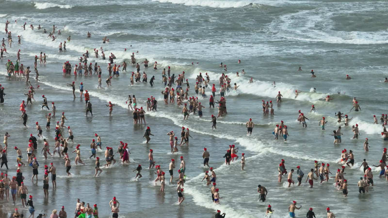 Nieuwjaarsduik first of january 2023 brings the Cold and the Crowds to Scheveningen Beach