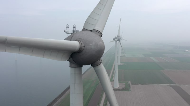 Aerial eines riesigen Windparks, der für erneuerbare Energien genutzt wird