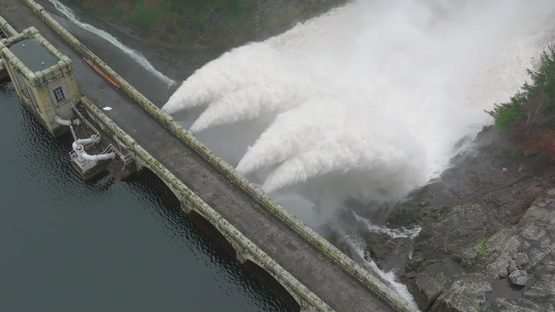 Agua bombeada a través de la presa de una central hidroeléctrica a cámara lenta