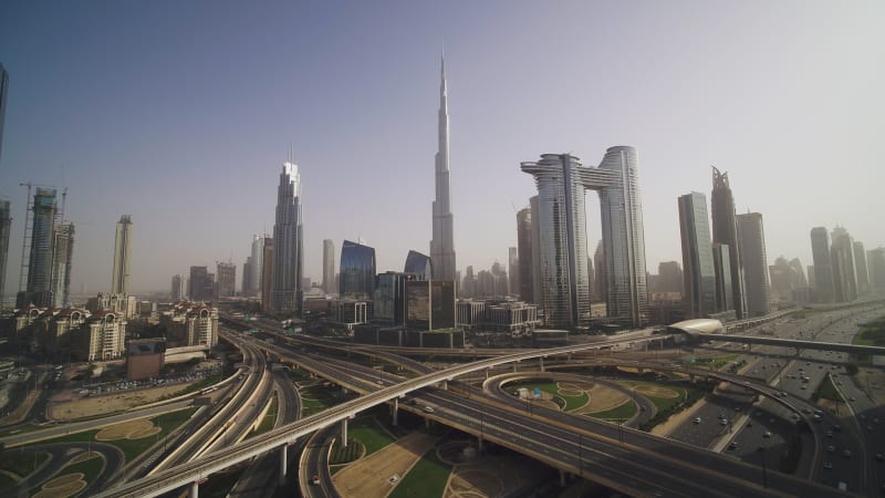 Aerial der Skyline von Dubai mit dem Wolkenkratzer Burj Khalifa, Vereinigte Arabische Emirate.