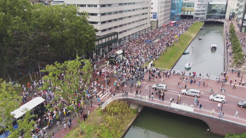 Demonstranten marcheren door een straat tijdens de Unmute Us-campagne in Utrecht, Nederland.