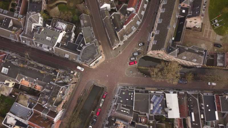 Hoogpanbeelden vanuit de Aerial op een kruispunt over een kanaal in het centrum van Utrecht, Nederland.