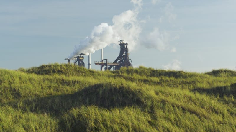 Detailopname van Grassy Plains onthult een industrieel complex