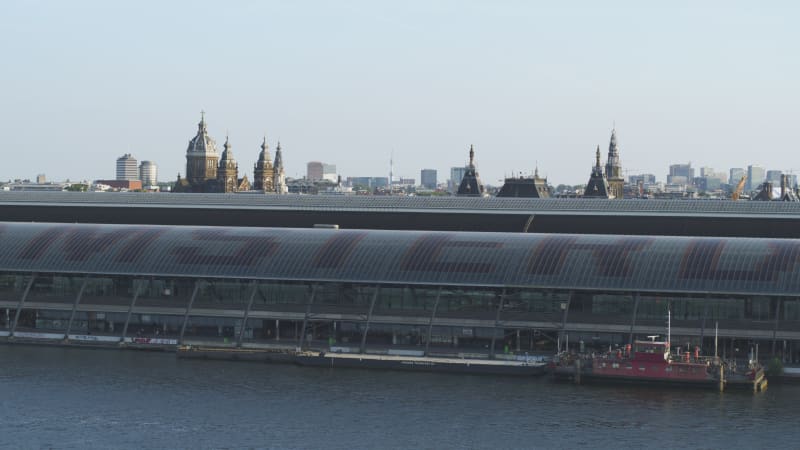 Dichtbij het centraal station van Amsterdam met het historische centrum aan de achterkant