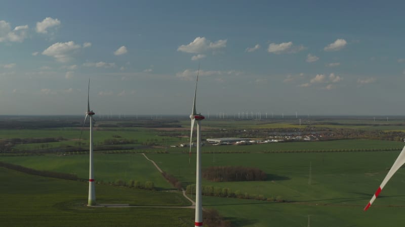 Blick auf die Windmühlenfarm zur Energiegewinnung an einem wunderschönen blauen Himmelstag mit Wolken. Windkraftanlagen erzeugen saubere erneuerbare Energie für eine nachhaltige Entwicklung