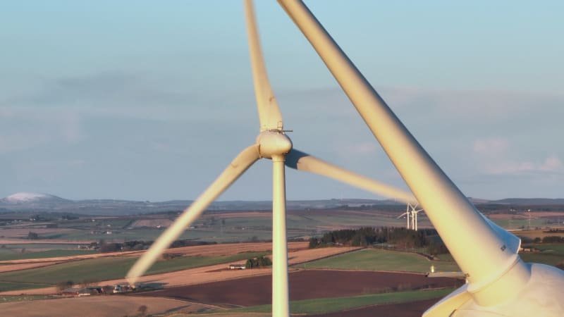 Windparkturbinen bei Sonnenuntergang erzeugen erneuerbaren Strom