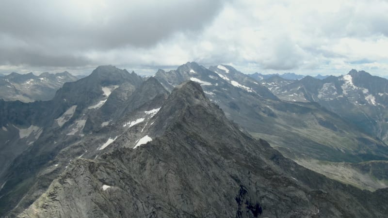 Aerial der Alpen in der Nähe des Zillertals in Österreich.