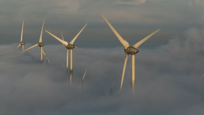 Windmühlen und bewölkter Himmel über Westerschelde, Niederlande