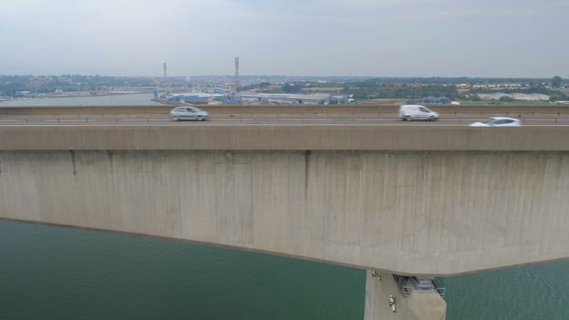 Sicherheitsinspektoren arbeiten in der Höhe auf einer Betonbrücke und suchen nach Rissen