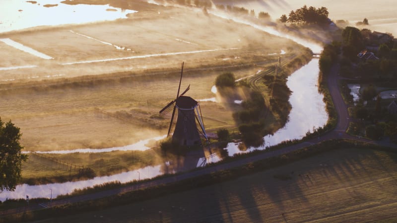 Filmisch vogelperspectief van een klassieke windmolen