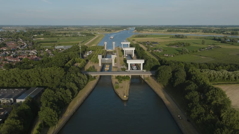 Draufsicht auf ein Frachtschiff in Prinses Irenesluizen, Wijk Bij Duurstede, Niederlande