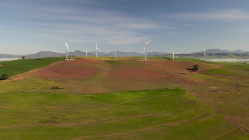 Aerial des Overberg-Windparks mit grünen Feldern am Westkap, Südafrika
