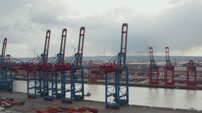 Nahaufnahme großer Frachtkrane im Containerhafen in Hamburg, Deutschland