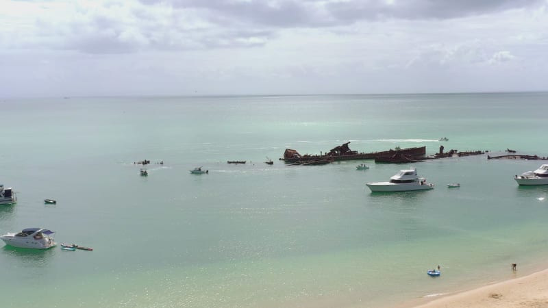 Aufgehende Aerial der Tangalooma-Schiffswracks in Brisbane, Australien, im Sommer