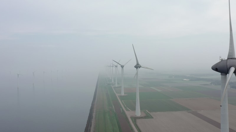 Aerial eines riesigen Windparks, der für erneuerbare Energien genutzt wird