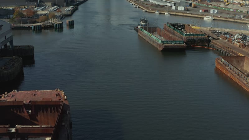 Frachtkähne auf Newtown Creek. Segelboote legten an der Bank an. Tilt Sie moderne Wolkenkratzer in der Innenstadt von oben. New York City, Vereinigte Staaten