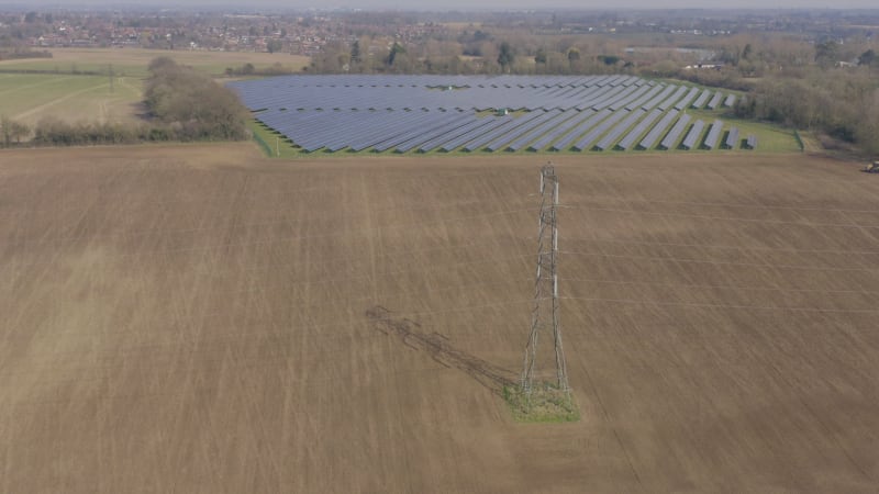 Solar-PV-Kraftwerk für erneuerbare Energien und Antenne für elektrische Übertragungsmasten