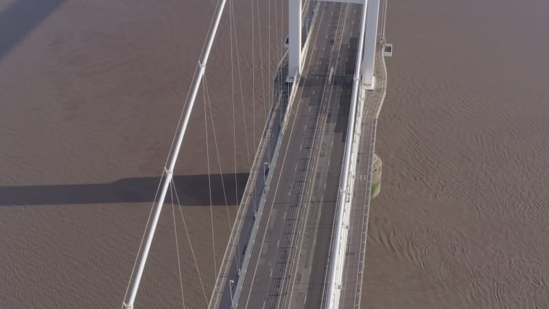 Autos und Fahrzeuge überqueren die Severn Bridge im Vereinigten Königreich, Aerial