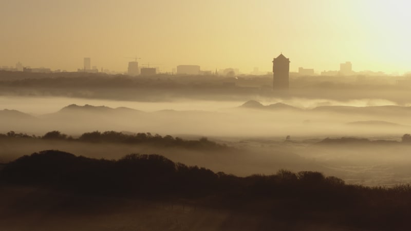 Mistig ochtendlandschap van Kijkduin en Den Haag