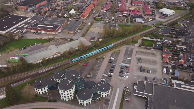 Aerial einer blauen Straßenbahn, die den Bahnhof Barneveld verlässt, Niederlande