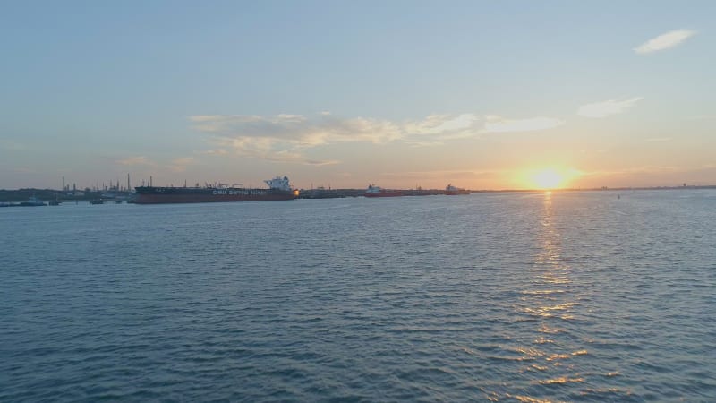 Sonnenuntergang über den Docks von Southampton mit Schiffen, die mit Fracht beladen werden