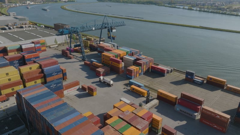 Blick von oben auf Containerstapel in der Nähe des Naturgebiets Sophiapolder, Alblasserdam, Niederlande