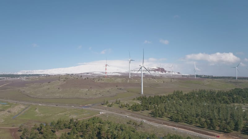 Aerial einer Windturbinenfarm in einem Grasland, Golanhöhen, Israel.