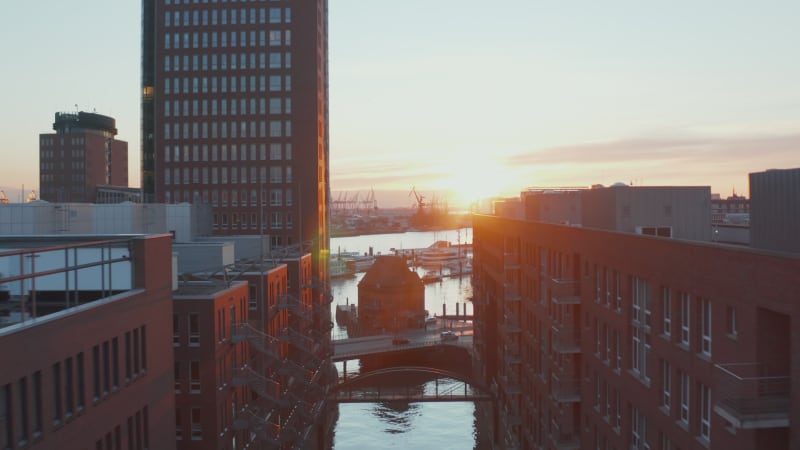 Sonnenuntergang im Hamburger Hafen mit modernen Mehrfamilienhäusern am Ufer der Elbe