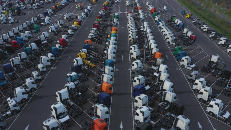 Aerial eines großen Parkplatzes mit Lastwagen, Niederlande.