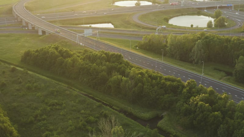 Autobahnwartungsfahrzeug, das die Autobahn verlässt