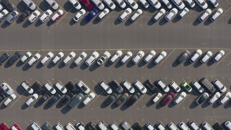 Vogelperspektive eines Fahrzeughafens, das auf den Versand und den weltweiten Vertrieb wartet