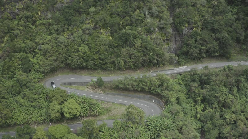 Aerial eines Fahrzeugs, das auf einer kurvenreichen Straße fährt, Reunion.