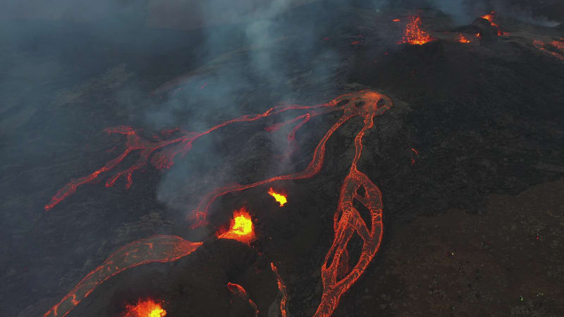 Aerial des Vulkans Fagradallsfjall während eines Ausbruchs, Island.