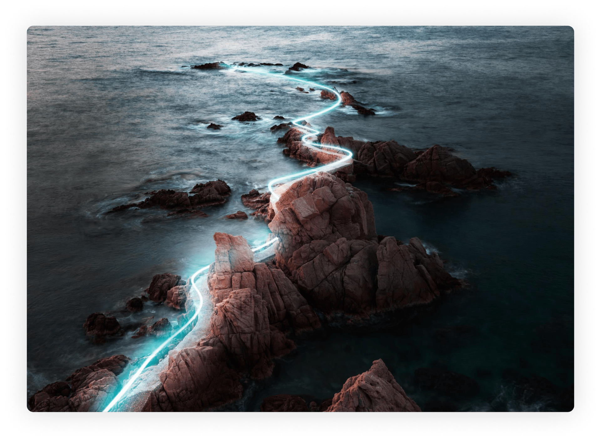 Auf den Felsen ist ein Lichtstrahl zu sehen, der eine besondere Stimmung und Tiefe in die natürliche Umgebung bringt.