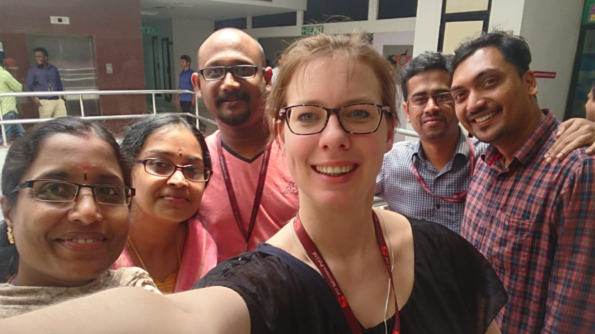 Links im Bild sehen Sie Sreerekha und Thara neben Romy Maurer-Wysseier.