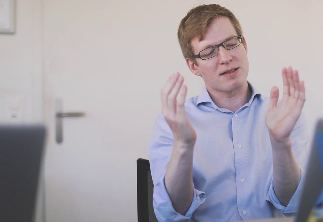 Unic Frontend Engineer Marius Bleuer wears a blue shirt and philosophises about the relaunch of SBB-ch.