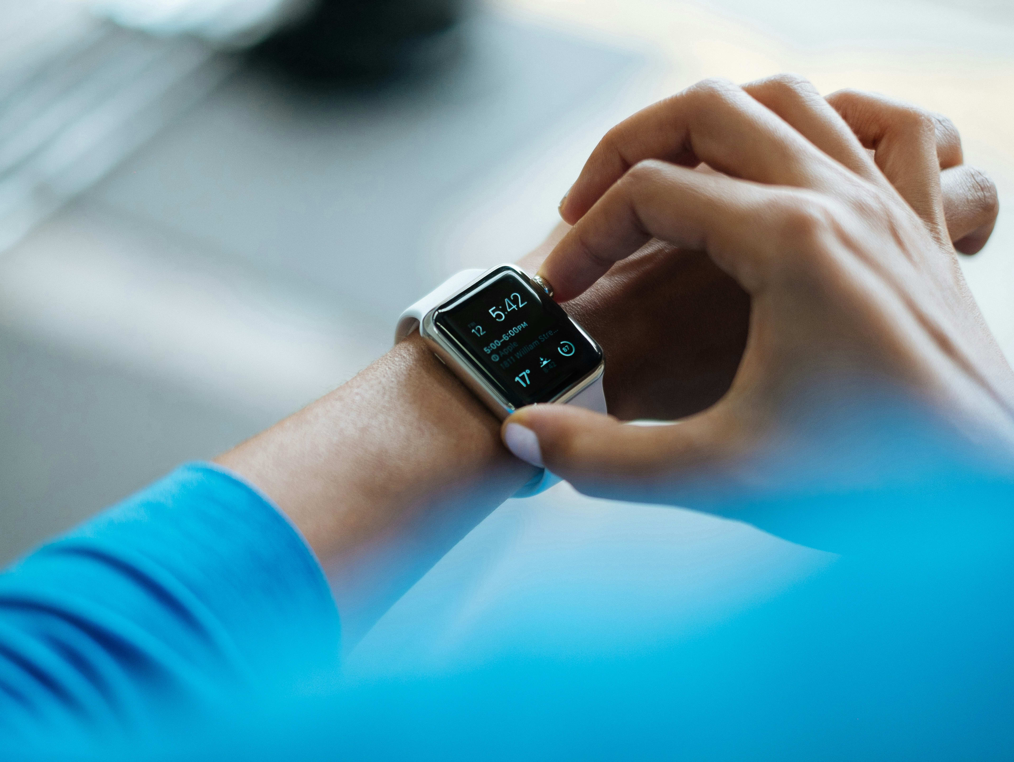 Foto von <a href="https://unsplash.com/de/@lukechesser?utm_content=creditCopyText&utm_medium=referral&utm_source=unsplash">Luke Chesser</a> auf <a href="https://unsplash.com/de/fotos/person-die-auf-die-apple-watch-smartwatch-klickt-rCOWMC8qf8A?utm_content=creditCopyText&utm_medium=referral&utm_source=unsplash">Unsplash</a>