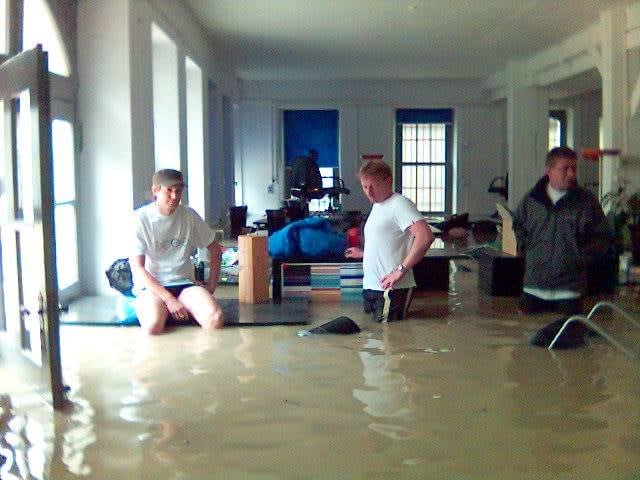 
22. August 2005: 110 cm Wasserpegel im Berner Unic Büro. Mathias Indermühle (links) und Stephan Handschin (Mitte)