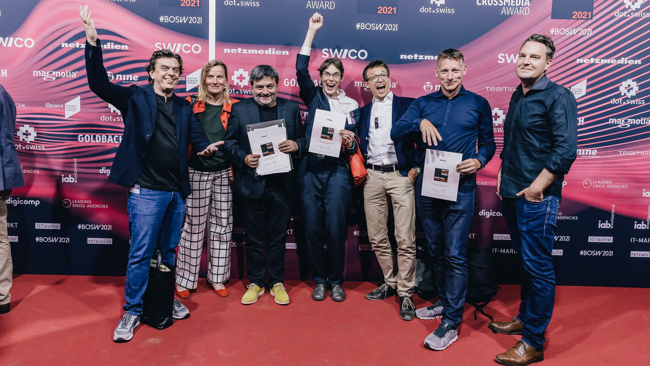 Das Bild zeigt das Unic Team auf dem Event Best of Swiss Web 2021 - es zeigt im Bild die Urkunden und damit die gewonnenen Preise.