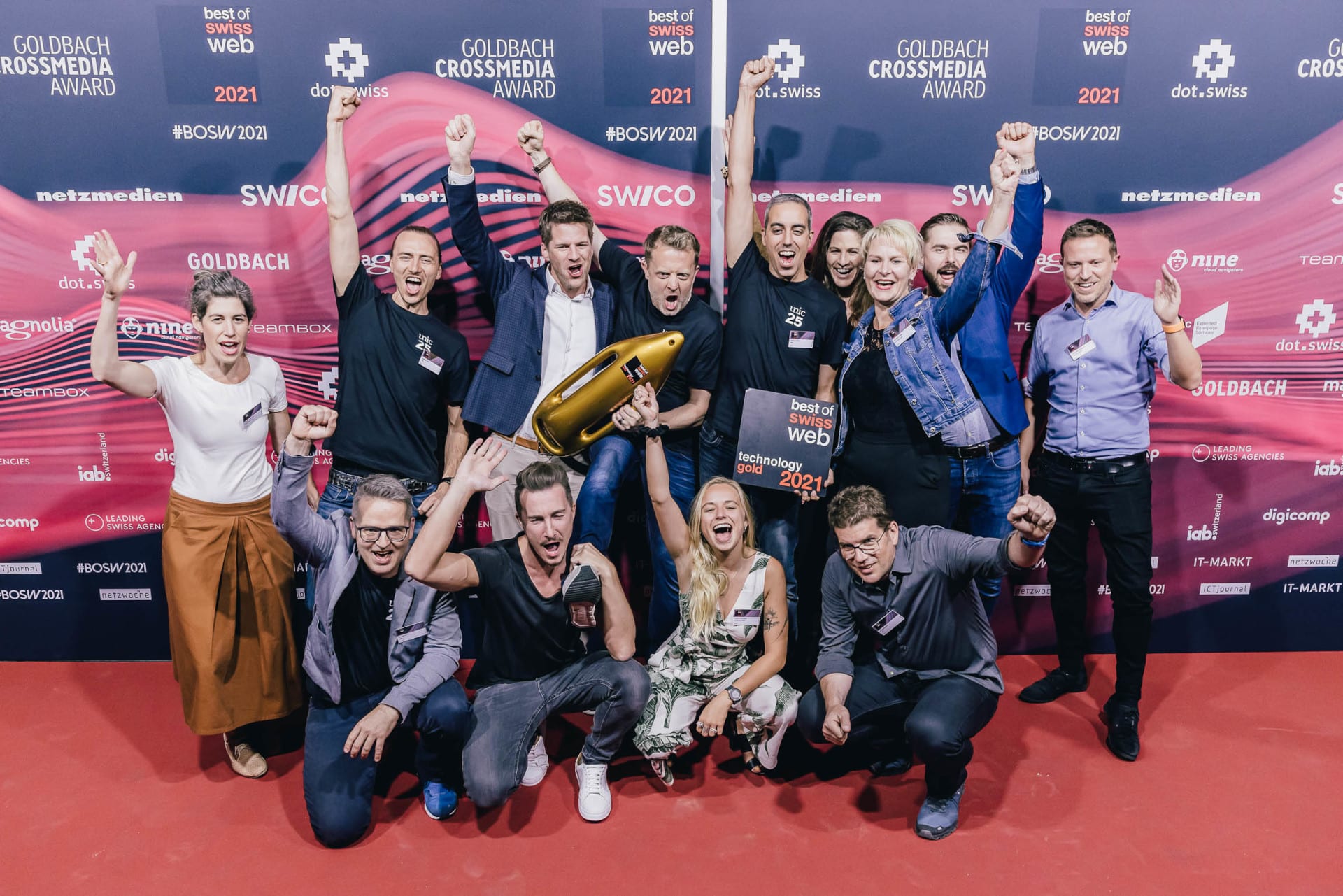Das Bild zeigt das Unic Gewinner-Team auf dem Event Best of Swiss Web – die goldene Boje gab es für die beste technologische Lösung.