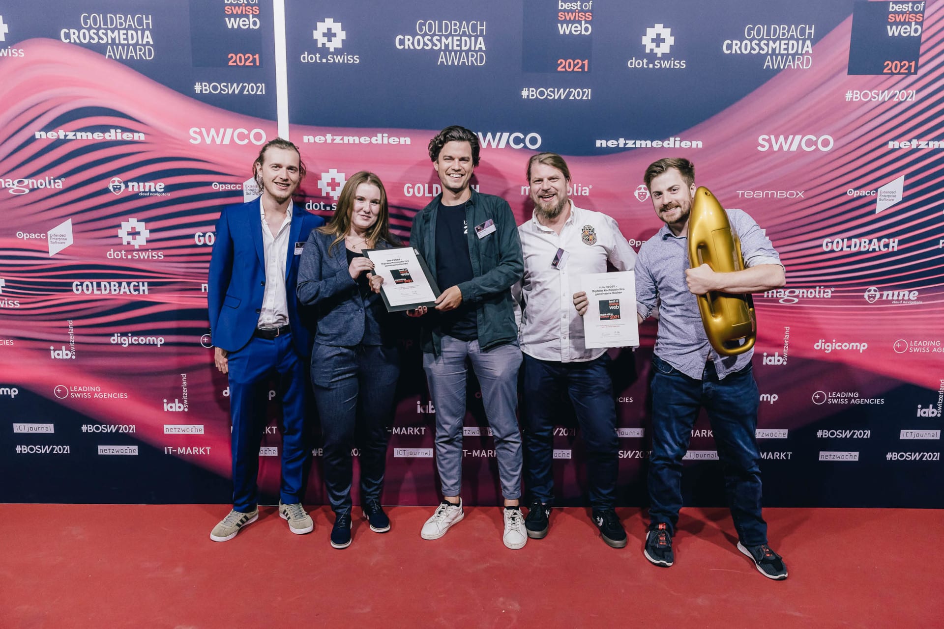 Das Bild zeigt das Unic Gewinner-Team auf dem Event Best of Swiss Web – den Preis, eine goldene Boje, gab es für die beste Marketing-Lösung.