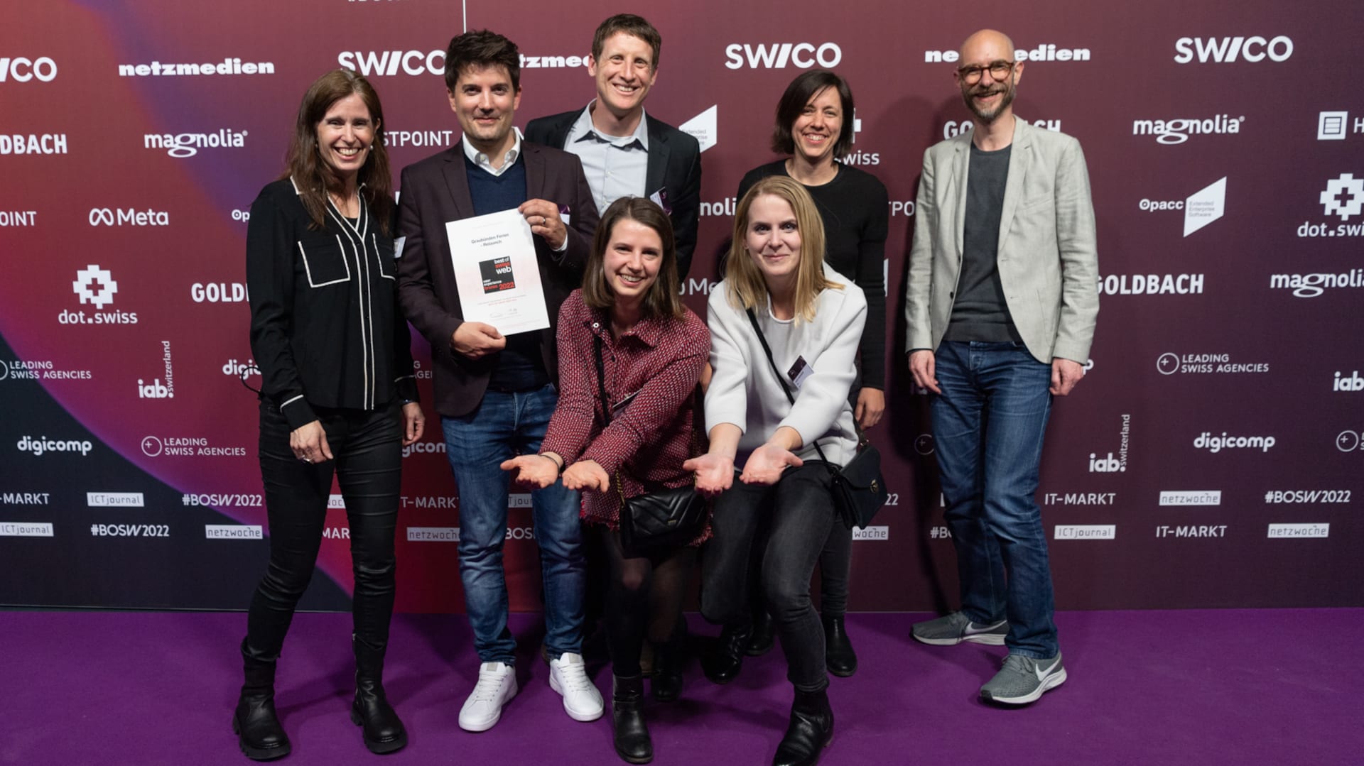 Das Bild zeigt das Unic Gewinner-Team auf dem Event Best of Swiss Web 2022 - den Preis erhielt das Team für den erfolgreichen Relaunch.