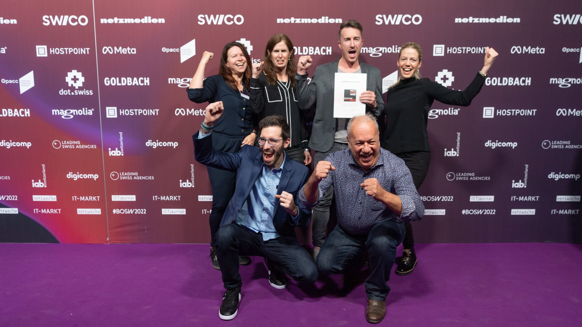 Das Bild zeigt das Unic Gewinner-Team auf dem Event Best of Swiss Web. Das Team erhielt eine Auszeichnung für das Projekt MySWICA.