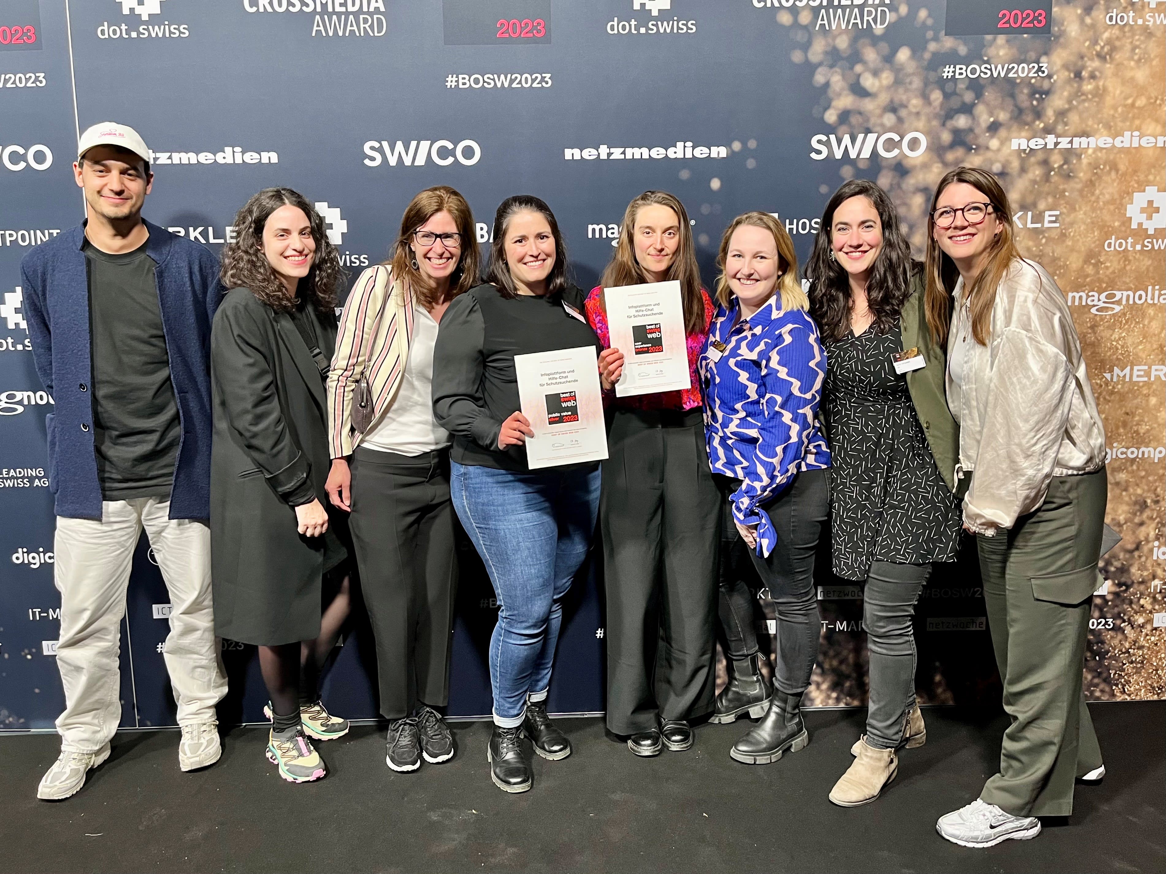 The picture shows the Unic winning team at the Best of Swiss Web 2023 event. The team received an award for an information platform including a help chat for people seeking protection.