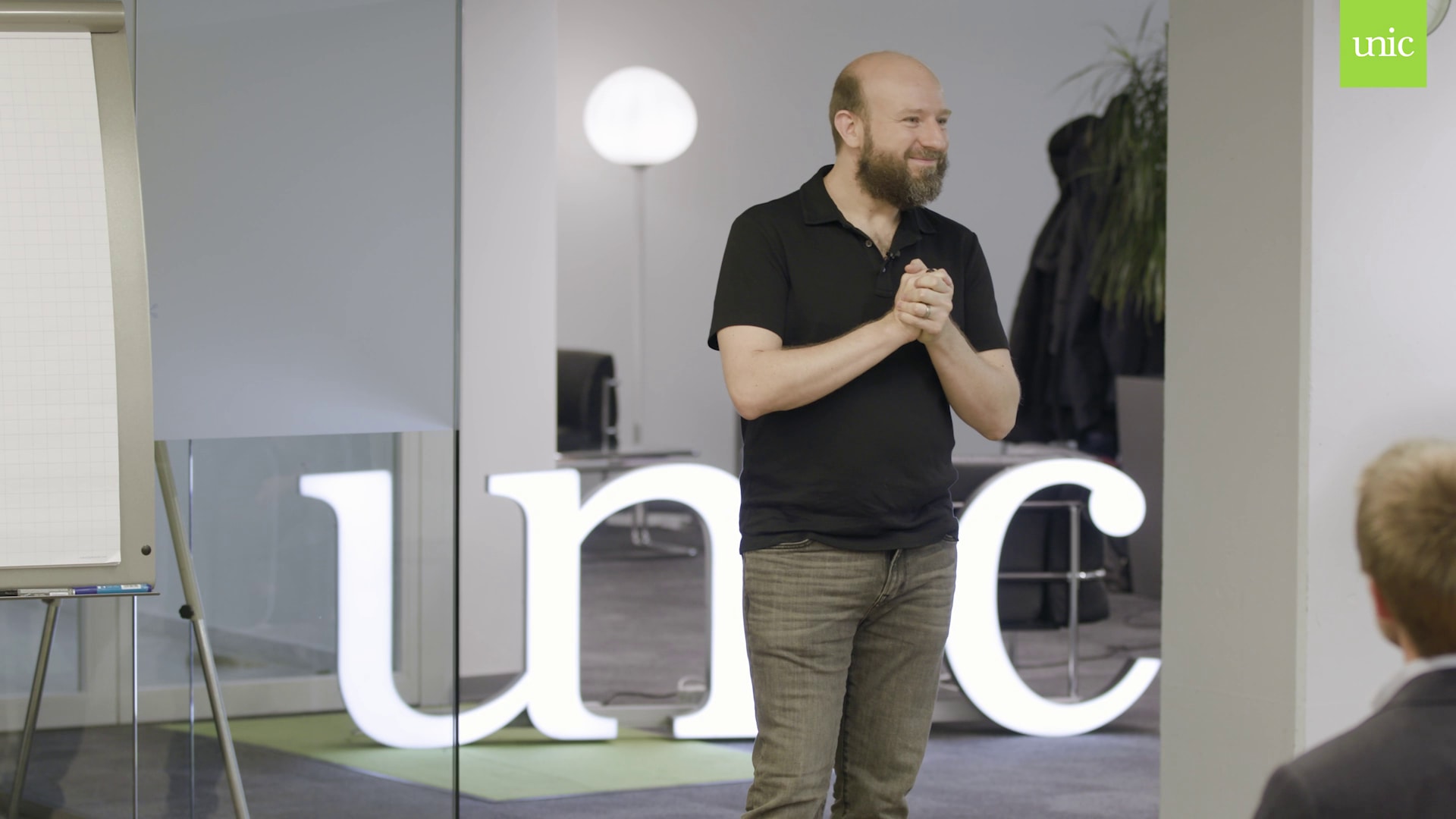 Das Bild zeigt Brian J. Robertson, den Erfinder der Organisationsstruktur Holacracy – bei einem Besuch bei Unic.