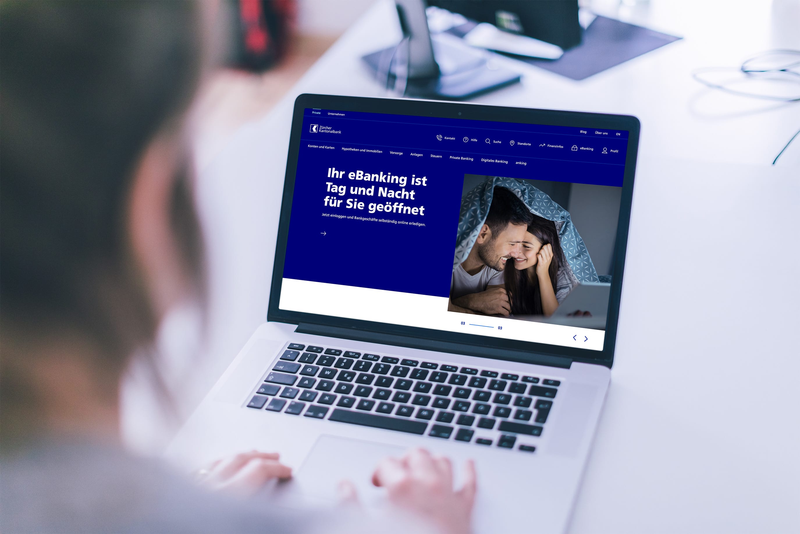 The picture shows a Zürcher Kantonalbank website opened on a notebook. It is about eBanking.